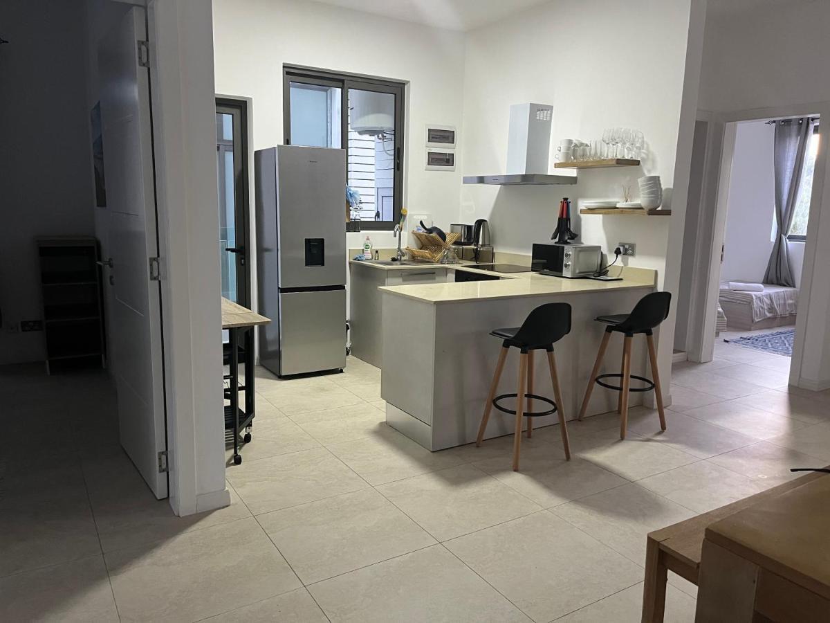Coastal View Apartments Гранд Байе Екстериор снимка