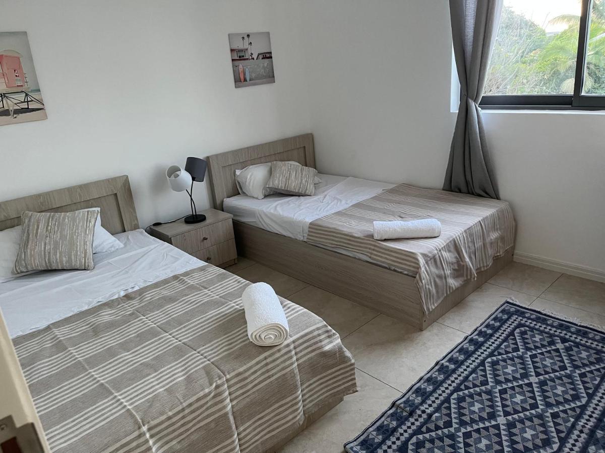 Coastal View Apartments Гранд Байе Екстериор снимка