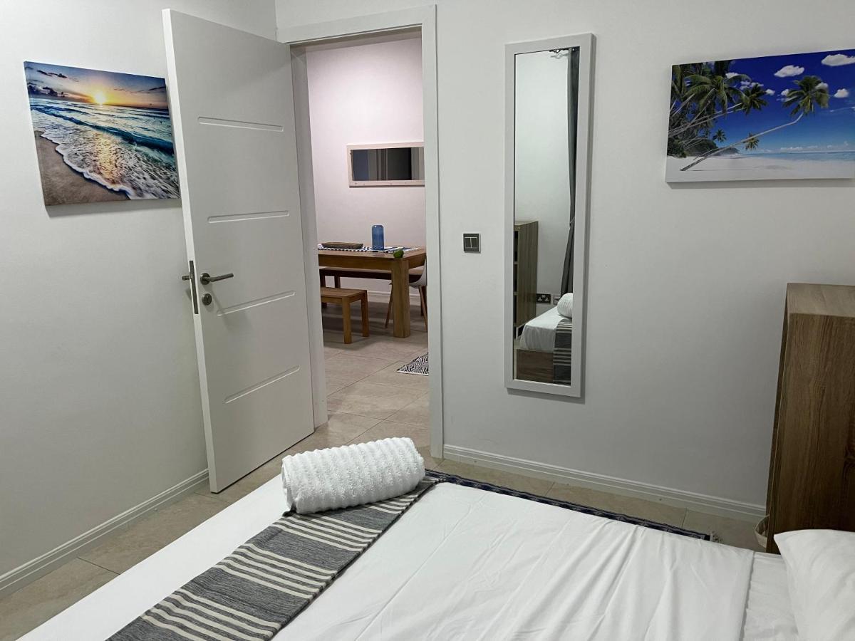 Coastal View Apartments Гранд Байе Екстериор снимка