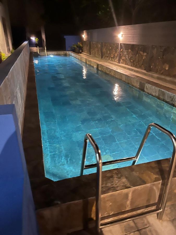 Coastal View Apartments Гранд Байе Екстериор снимка